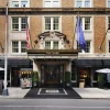 Façade de l'hôtel The Mark sur la 77e Rue à New York, marquise noire et drapeaux