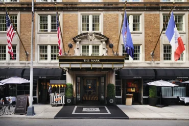 Façade de l'hôtel The Mark sur la 77e Rue à New York, marquise noire et drapeaux