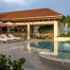 La piscine sur le toit de The Nora Hotel à West Palm Beach, transats blancs et parasols roses à festons