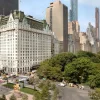 La façade de l'hôtel The Plaza à New York vue depuis Grand Army Plaza et Central Park South