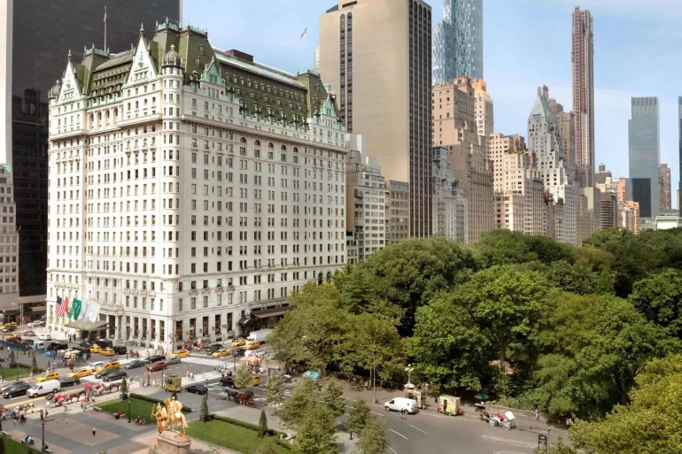 La façade de l'hôtel The Plaza à New York vue depuis Grand Army Plaza et Central Park South