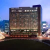 La façade de l'hôtel The Plaza à Séoul, de nuit, face à la Seoul Plaza et à l'hôtel de ville
