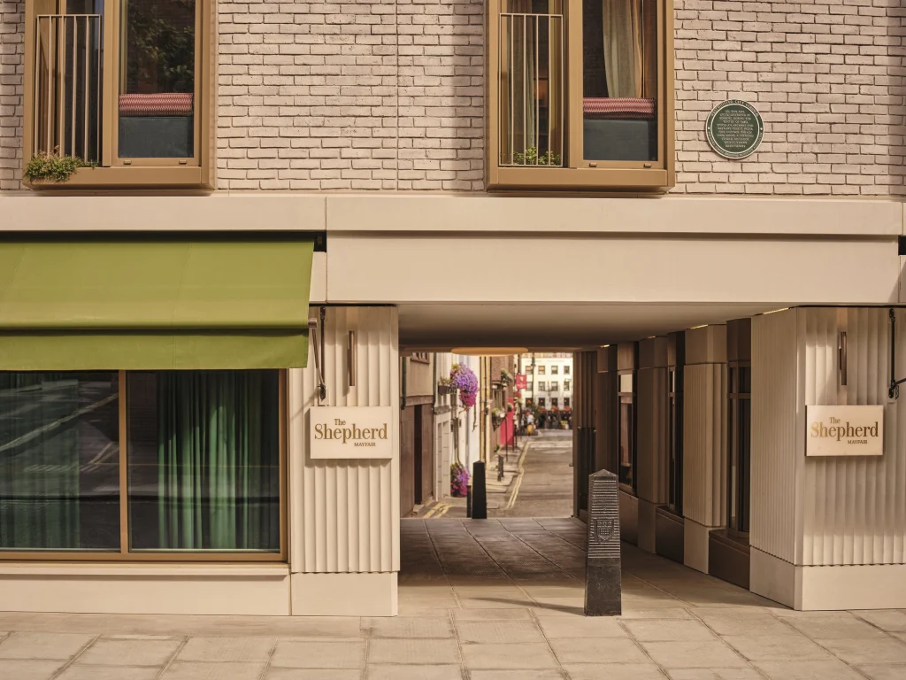 Das Hotel The Shepherd Mayfair hat in London eröffnet, wo das älteste Haus von Mayfair stand (1618)