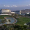 Le Tivoli LA VIE Muscat Hotel & Residences au bord du golf du LA VIE Country Club, monts Hajar en arrière-plan, à Mascate