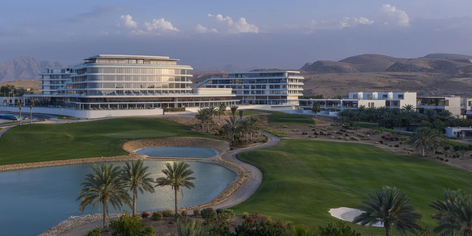 Le Tivoli LA VIE Muscat Hotel & Residences au bord du golf du LA VIE Country Club, monts Hajar en arrière-plan, à Mascate