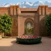 Rendu de la cour du futur hôtel Virgin Limited Edition de Marrakech, orangers, vasque de pétales et sommets enneigés de l'Atlas
