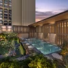 La piscine extérieure de 20 mètres du Waldorf Astoria Kuala Lumpur, entourée de jardins, au pied des tours du Triangle d'or
