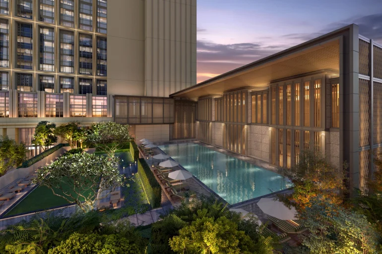 La piscine extérieure de 20 mètres du Waldorf Astoria Kuala Lumpur, entourée de jardins, au pied des tours du Triangle d'or