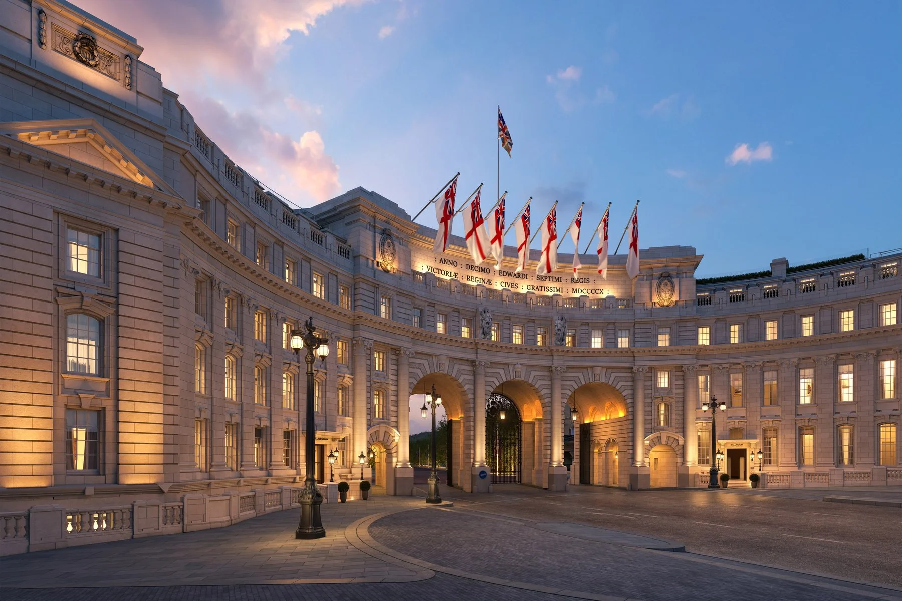 Façade courbe d'Admiralty Arch au crépuscule, côté The Mall, futur hôtel Waldorf Astoria London Admiralty Arch