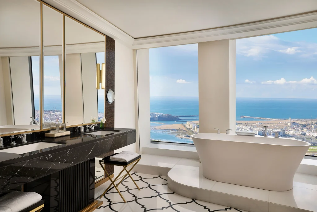 O hotel Waldorf Astoria Rabat-Salé tem 55 quartos do 29º ao 46º andar da torre mais alta do Marrocos