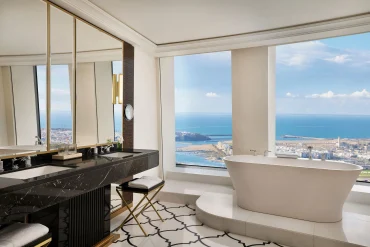 Salle de bain d'une suite One Bedroom du Waldorf Astoria Rabat-Salé, baignoire face à l'océan Atlantique et au Bouregreg