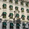 Façade de l'hôtel Westminster rue de la Paix à Paris, stores verts, balcons fleuris et enseigne dorée