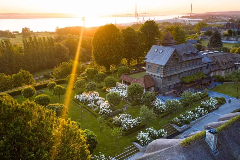 Un hôtel normand face à l'estuaire de la Seine, sur le littoral de la Manche, la façade qui progresse le plus à l'été 2026