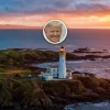 Portrait officiel de Donald Trump en médaillon au-dessus du phare de Trump Turnberry au coucher du soleil, en Écosse