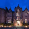 La façade néogothique de Kinnitty Castle éclairée à la tombée de la nuit, en Irlande