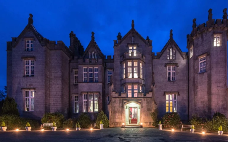 Dormir avec un fantôme : 10 hôtels de luxe hantés en Europe, de la chambre 333 du Langham à Londres aux châteaux d’Écosse