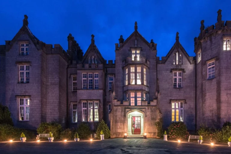 La façade néogothique de Kinnitty Castle éclairée à la tombée de la nuit, en Irlande