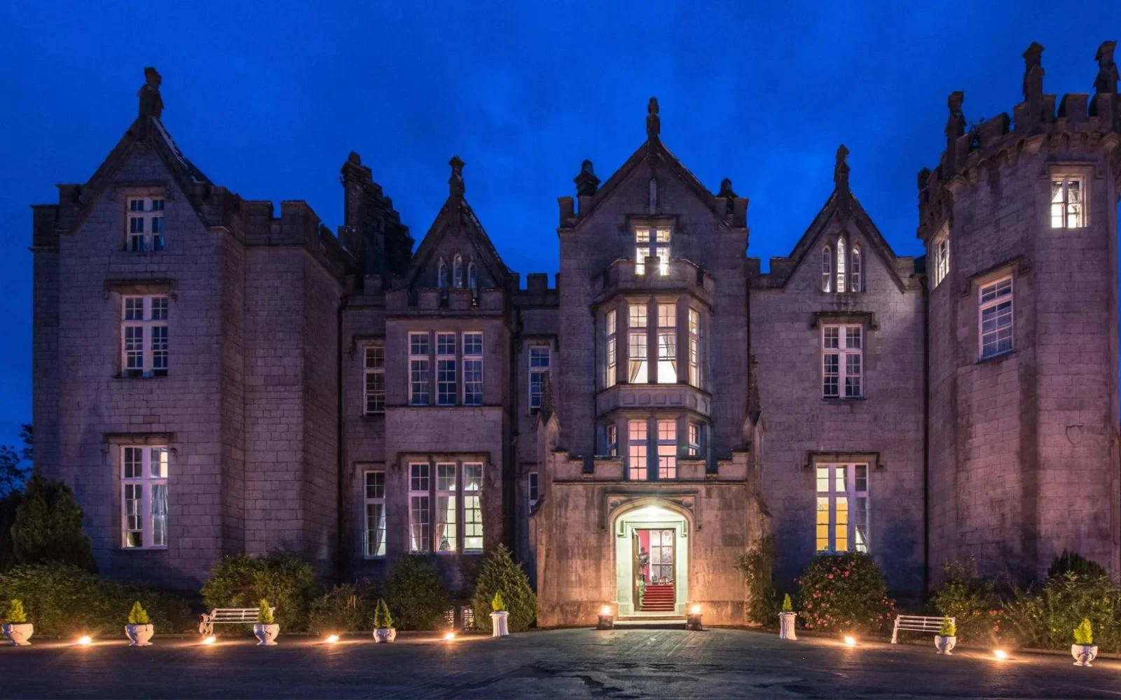 La façade néogothique de Kinnitty Castle éclairée à la tombée de la nuit, en Irlande