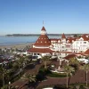 Vue aérienne de l'Hotel del Coronado, l'un des 25 hôtels les plus hantés des États-Unis en 2026, face à la plage de Coronado