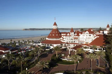 Vue aérienne de l'Hotel del Coronado, l'un des 25 hôtels les plus hantés des États-Unis en 2026, face à la plage de Coronado