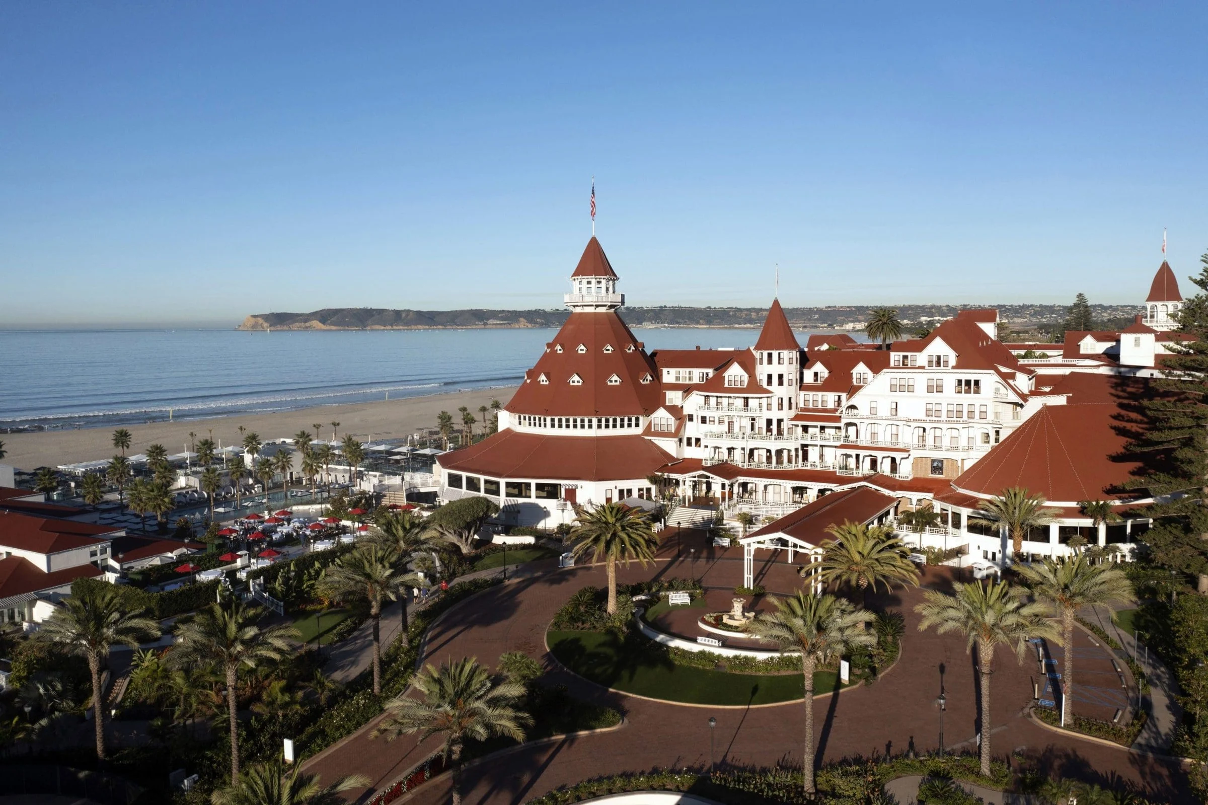 Vue aérienne de l'Hotel del Coronado, l'un des 25 hôtels les plus hantés des États-Unis en 2026, face à la plage de Coronado