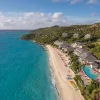 Vue aérienne du Mandarin Oriental, Canouan, sa piscine et la plage de Godahl à Canouan, Saint-Vincent-et-les-Grenadines