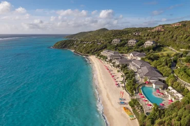 Vue aérienne du Mandarin Oriental, Canouan, sa piscine et la plage de Godahl à Canouan, Saint-Vincent-et-les-Grenadines
