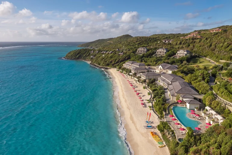 Vue aérienne du Mandarin Oriental, Canouan, sa piscine et la plage de Godahl à Canouan, Saint-Vincent-et-les-Grenadines