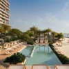 Piscine de l'hôtel Janu Al Marjan Island face à la plage et au golfe Arabique (rendu 3D)