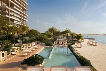 Piscine de l'hôtel Janu Al Marjan Island face à la plage et au golfe Arabique (rendu 3D)