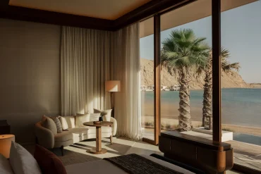 Le salon d'une villa du Jayasom Wellness Resort AMAALA face à la crique de Triple Bay, en Arabie saoudite