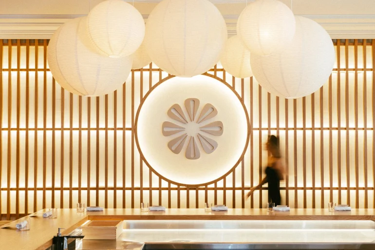 Le comptoir omakase du restaurant KANJIRU, lanternes de papier et claustra de bois, à l'hôtel Torel Private Collection de Porto