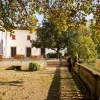 La terrasse à balustres de la villa principale du domaine Viesca Toscana, près de Reggello, à l'automne
