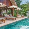 Piscine privée et transats d'une villa de La Réserve Private Homes Seychelles, à Praslin