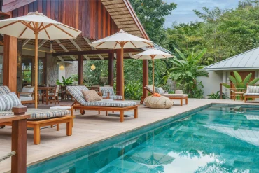 Piscine privée et transats d'une villa de La Réserve Private Homes Seychelles, à Praslin