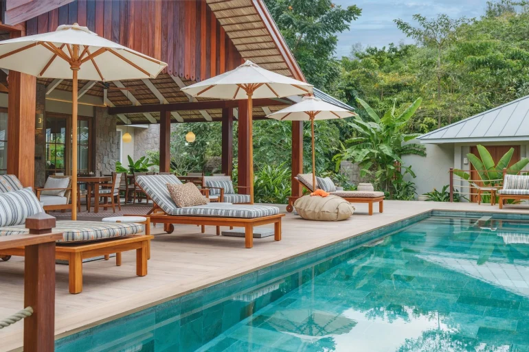 Piscine privée et transats d'une villa de La Réserve Private Homes Seychelles, à Praslin