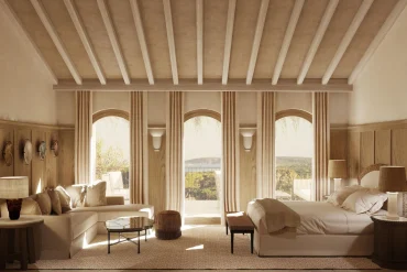 Rendu d'une chambre deluxe du Mas Bellevue à Saint-Tropez, poutres claires, boiseries et trois fenêtres en arc ouvertes sur la mer