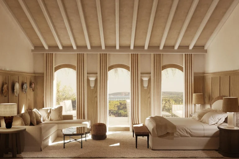 Rendu d'une chambre deluxe du Mas Bellevue à Saint-Tropez, poutres claires, boiseries et trois fenêtres en arc ouvertes sur la mer