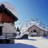 Le hameau classé du Monal sous la neige, chalets de pierre et de bois face au Mont Pourri, à Sainte-Foy-Tarentaise