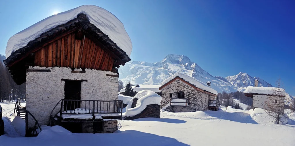 Der Weiler Le Monal in Sainte-Foy-Tarentaise: Freeride zu Steinchalets gegenüber dem Mont Pourri