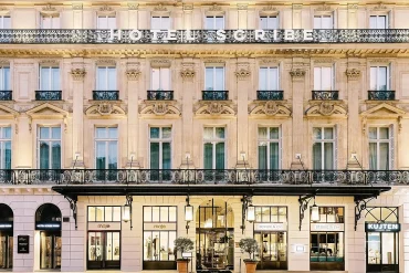 Façade haussmannienne du Sofitel Le Scribe Paris Opéra et son enseigne Hôtel Scribe, rue Scribe