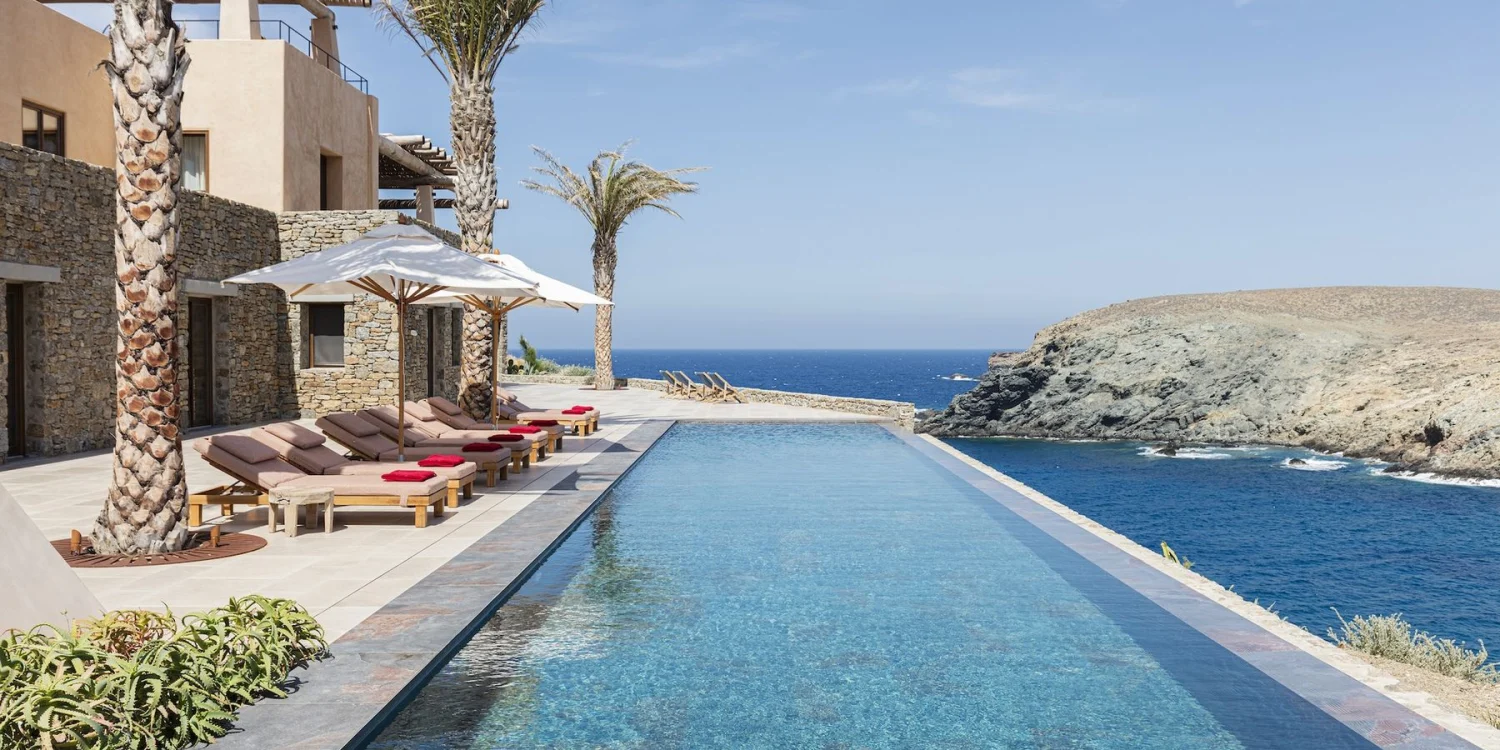 La piscine à débordement de 27 mètres de la villa Casa Gaia, à Mykonos, face à la mer Égée, collection Mandarin Oriental Exceptional Homes