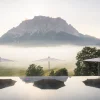 La piscine à débordement du MOHR life resort face à la Zugspitze, à Lermoos dans le Tyrol