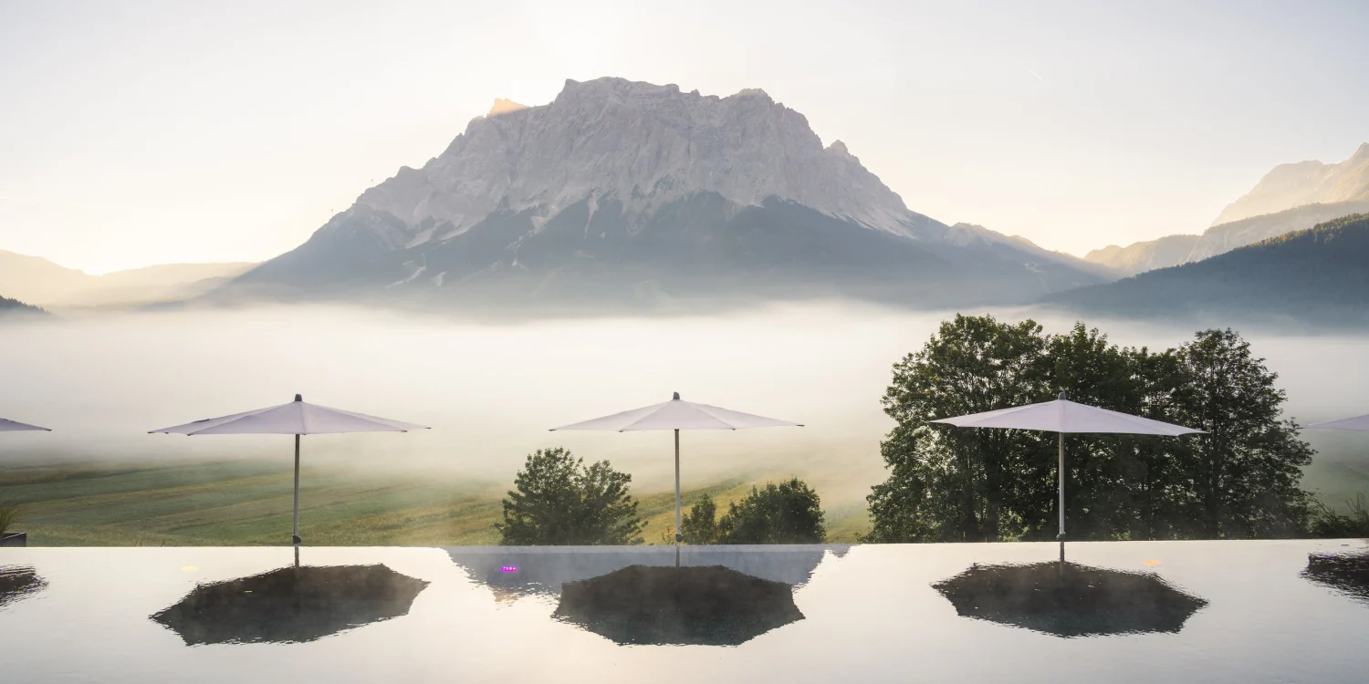 La piscine à débordement du MOHR life resort face à la Zugspitze, à Lermoos dans le Tyrol