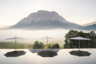 La piscine à débordement du MOHR life resort face à la Zugspitze, à Lermoos dans le Tyrol