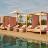 La piscine sur le toit de l'AC Hotel Nice, futur Montcalm Nice, avec ses cabanas face à la baie des Anges
