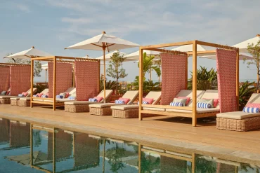 La piscine sur le toit de l'AC Hotel Nice, futur Montcalm Nice, avec ses cabanas face à la baie des Anges