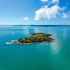 Vue aérienne de l'Ilha Rasa, l'île du Nas Rocas au large de Búzios