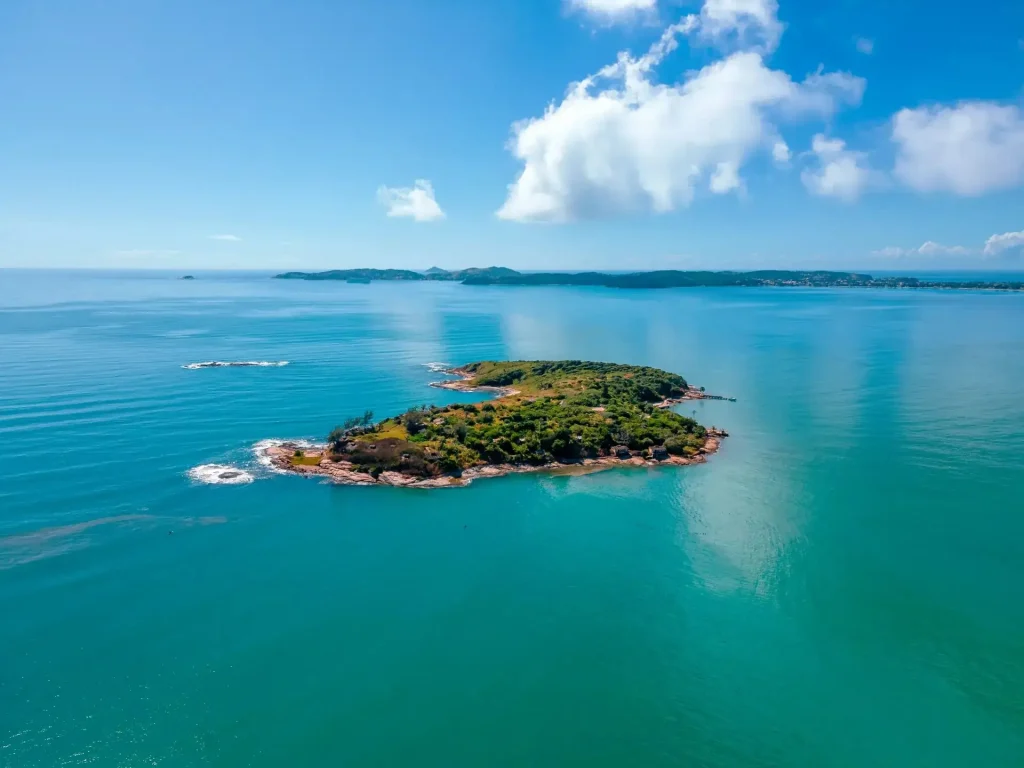 Das Hotel Nas Rocas, einst Adresse von Mick Jagger und Bono, kehrt als Inselclub in Búzios, Brasilien, zurück