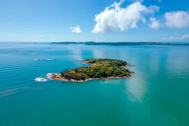 Vue aérienne de l'Ilha Rasa, l'île du Nas Rocas au large de Búzios